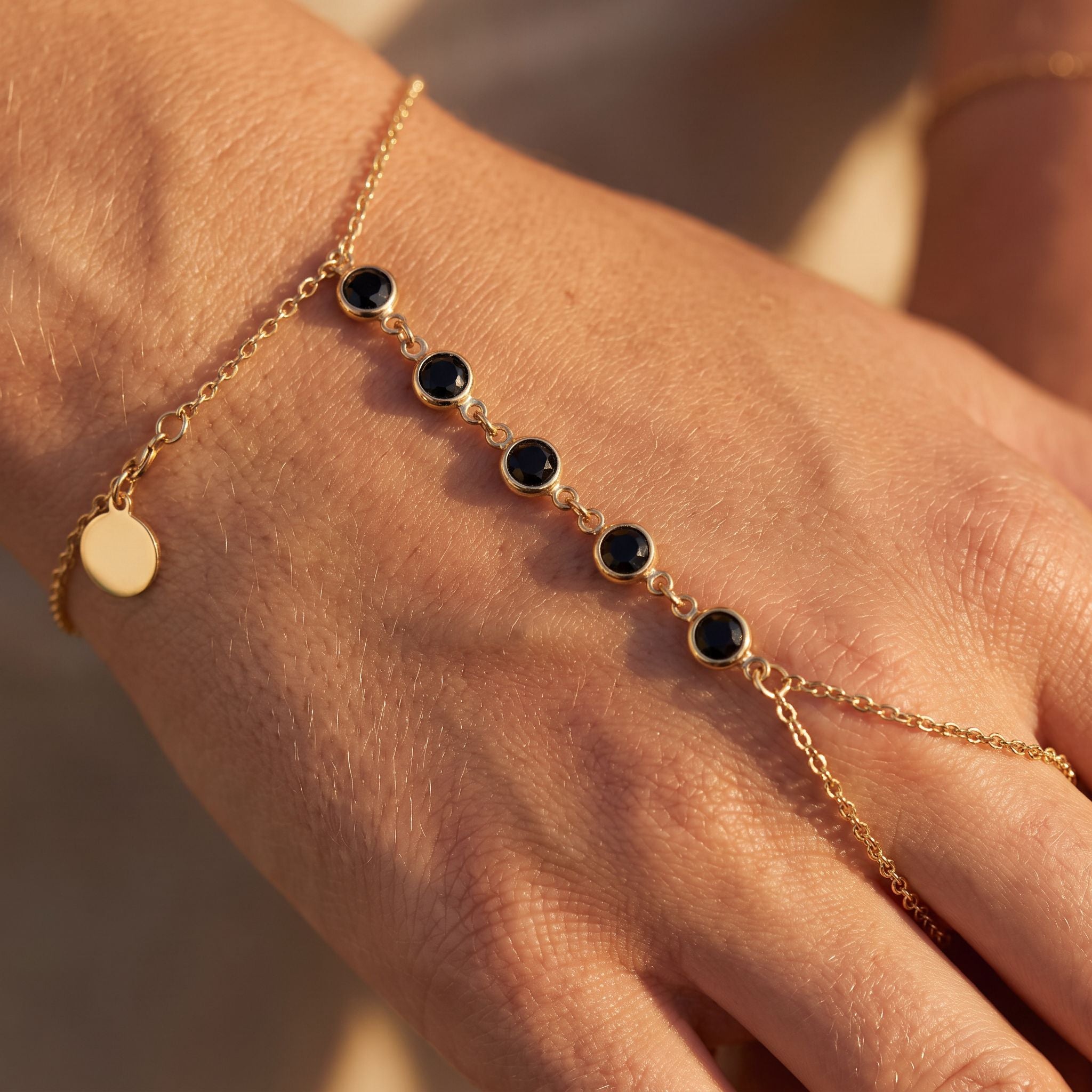 Étincelle Onyx Hand Chain - detail on skin